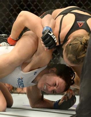 Ronda Rousey tem nova atuação arrasadora, finaliza Cat Zingano em apenas 14 segundos, com chave de braço invertida, e mantém cinturão dos galos no UFC 184, em Los Angeles