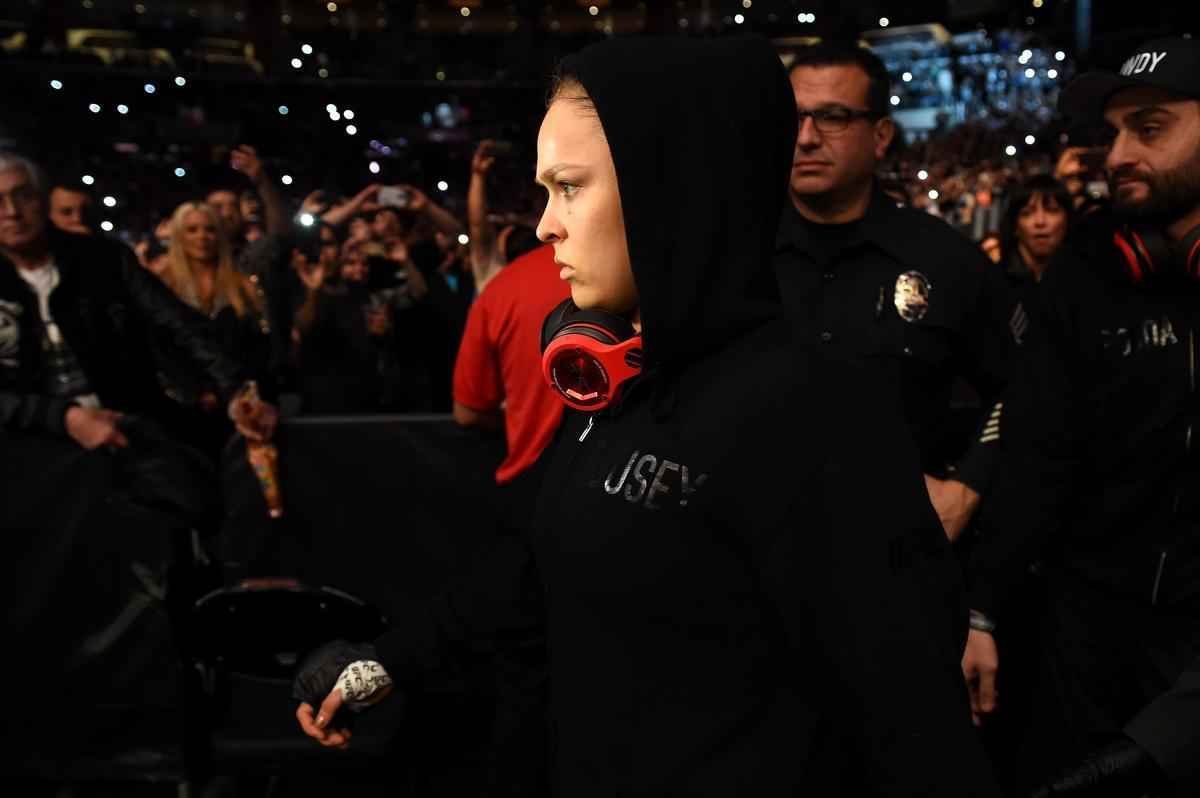 Ronda Rousey tem nova atuao arrasadora, finaliza Cat Zingano em apenas 14 segundos, com chave de brao invertida, e mantm cinturo dos galos no UFC 184, em Los Angeles 