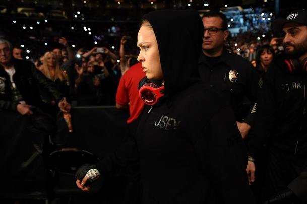 Ronda Rousey tem nova atuação arrasadora, finaliza Cat Zingano em apenas 14 segundos, com chave de braço invertida, e mantém cinturão dos galos no UFC 184, em Los Angeles