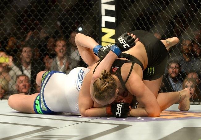 Ronda Rousey tem nova atuao arrasadora, finaliza Cat Zingano em apenas 14 segundos, com chave de brao invertida, e mantm cinturo dos galos no UFC 184, em Los Angeles 
