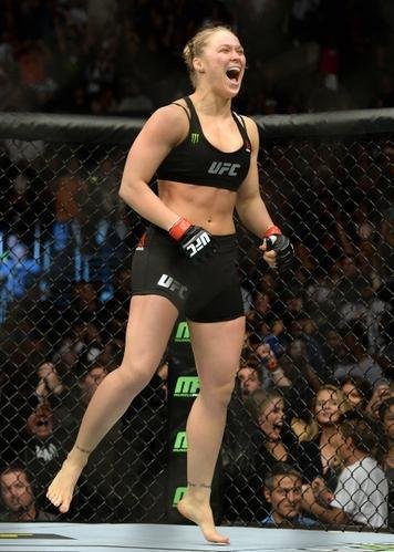 Ronda Rousey tem nova atuao arrasadora, finaliza Cat Zingano em apenas 14 segundos, com chave de brao invertida, e mantm cinturo dos galos no UFC 184, em Los Angeles 