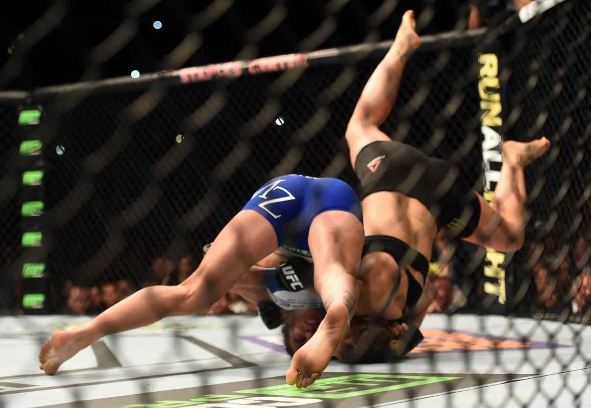 Ronda Rousey tem nova atuao arrasadora, finaliza Cat Zingano em apenas 14 segundos, com chave de brao invertida, e mantm cinturo dos galos no UFC 184, em Los Angeles 
