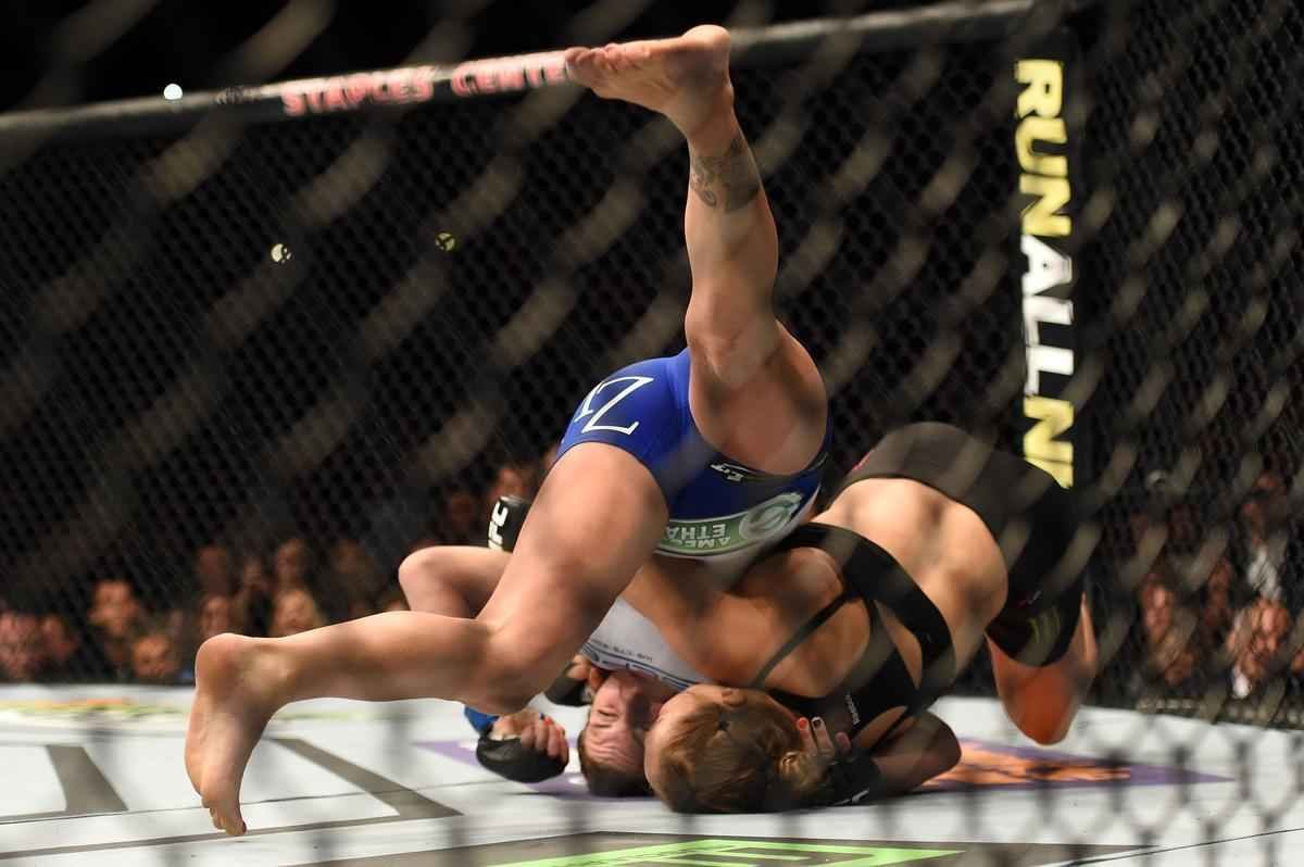 Ronda Rousey tem nova atuao arrasadora, finaliza Cat Zingano em apenas 14 segundos, com chave de brao invertida, e mantm cinturo dos galos no UFC 184, em Los Angeles 