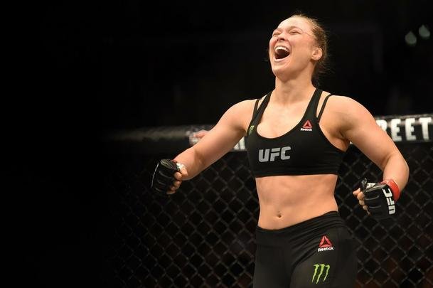 Ronda Rousey tem nova atuação arrasadora, finaliza Cat Zingano em apenas 14 segundos, com chave de braço invertida, e mantém cinturão dos galos no UFC 184, em Los Angeles