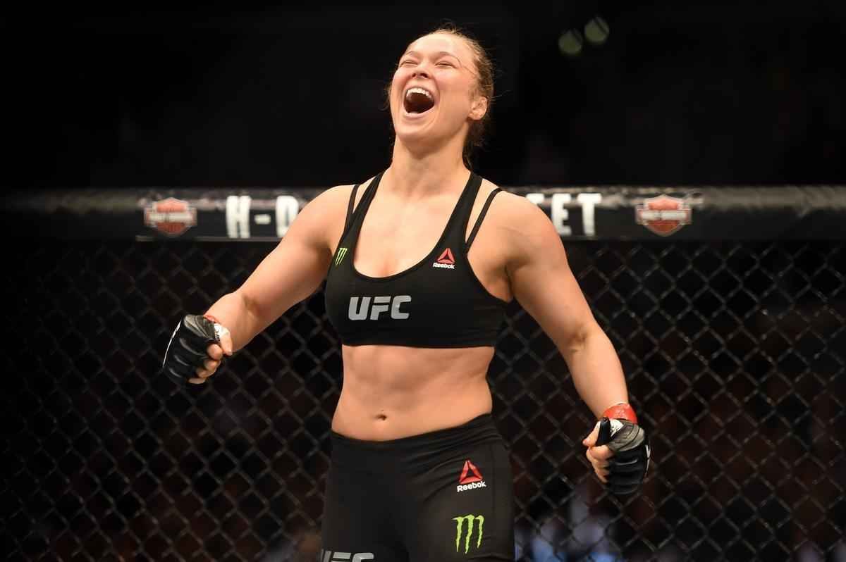 Ronda Rousey tem nova atuao arrasadora, finaliza Cat Zingano em apenas 14 segundos, com chave de brao invertida, e mantm cinturo dos galos no UFC 184, em Los Angeles 