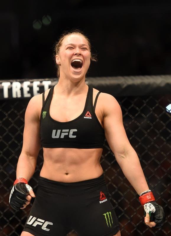 Ronda Rousey tem nova atuao arrasadora, finaliza Cat Zigano em apenas 14 segundos, com chave de brao invertida, e mantm cinturo dos galos no UFC 184, em Los Angeles 