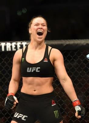 Ronda Rousey tem nova atuação arrasadora, finaliza Cat Zigano em apenas 14 segundos, com chave de braço invertida, e mantém cinturão dos galos no UFC 184, em Los Angeles