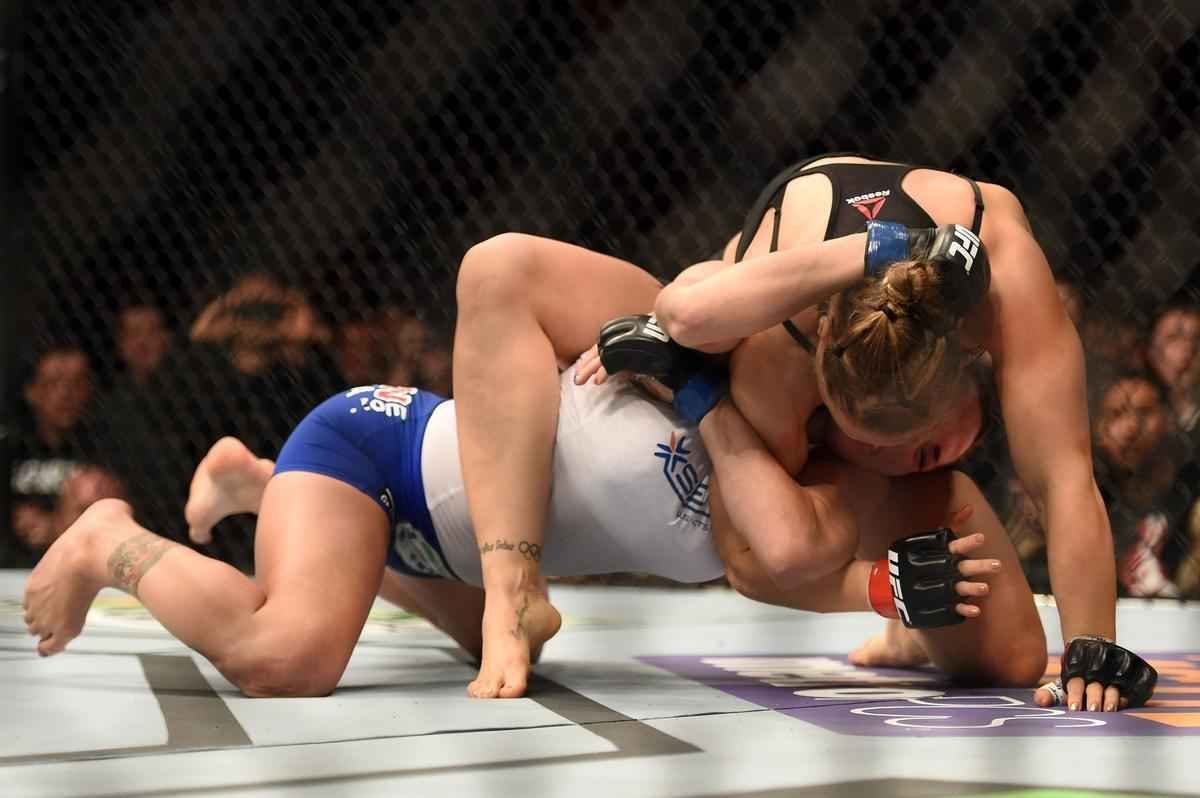 Ronda Rousey tem nova atuao arrasadora, finaliza Cat Zingano em apenas 14 segundos, com chave de brao invertida, e mantm cinturo dos galos no UFC 184, em Los Angeles 