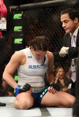 Ronda Rousey tem nova atuação arrasadora, finaliza Cat Zingano em apenas 14 segundos, com chave de braço invertida, e mantém cinturão dos galos no UFC 184, em Los Angeles