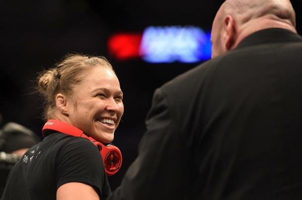 Ronda Rousey tem nova atuação arrasadora, finaliza Cat Zingano em apenas 14 segundos, com chave de braço invertida, e mantém cinturão dos galos no UFC 184, em Los Angeles