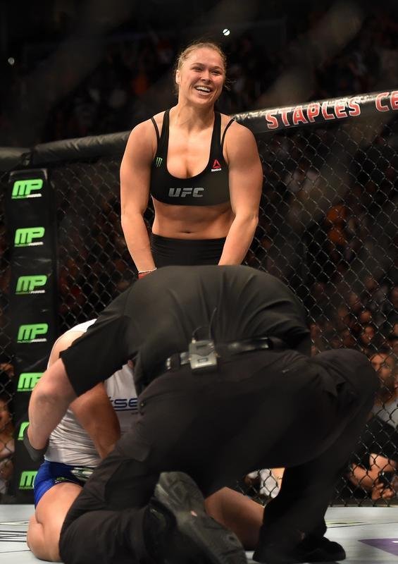 Ronda Rousey tem nova atuao arrasadora, finaliza Cat Zingano em apenas 14 segundos, com chave de brao invertida, e mantm cinturo dos galos no UFC 184, em Los Angeles 