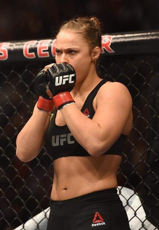 Ronda Rousey tem nova atuao arrasadora, finaliza Cat Zingano em apenas 14 segundos, com chave de brao invertida, e mantm cinturo dos galos no UFC 184, em Los Angeles 