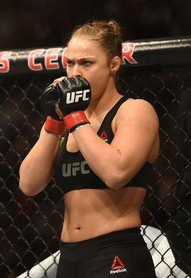 Ronda Rousey tem nova atuação arrasadora, finaliza Cat Zingano em apenas 14 segundos, com chave de braço invertida, e mantém cinturão dos galos no UFC 184, em Los Angeles