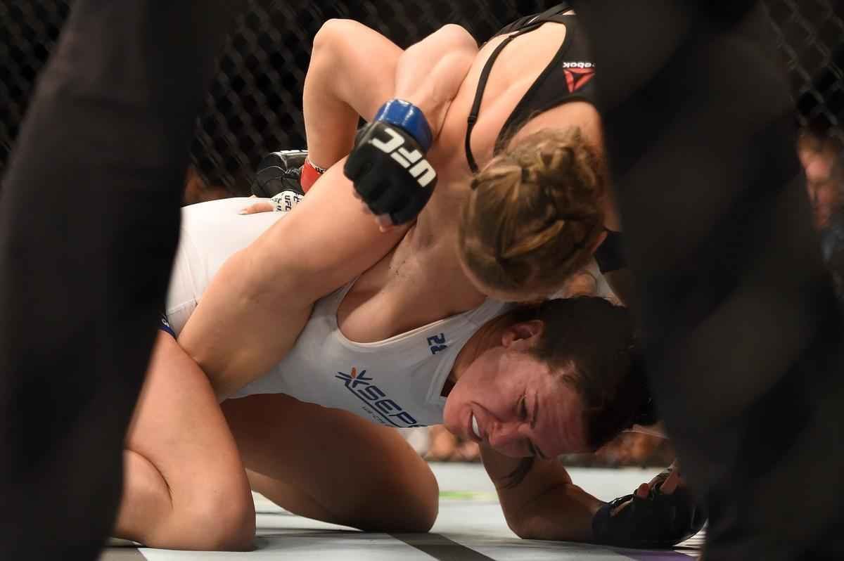 Ronda Rousey tem nova atuao arrasadora, finaliza Cat Zingano em apenas 14 segundos, com chave de brao invertida, e mantm cinturo dos galos no UFC 184, em Los Angeles 