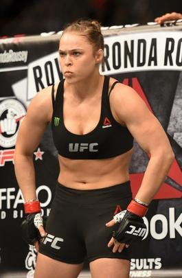 Ronda Rousey tem nova atuação arrasadora, finaliza Cat Zingano em apenas 14 segundos, com chave de braço invertida, e mantém cinturão dos galos no UFC 184, em Los Angeles