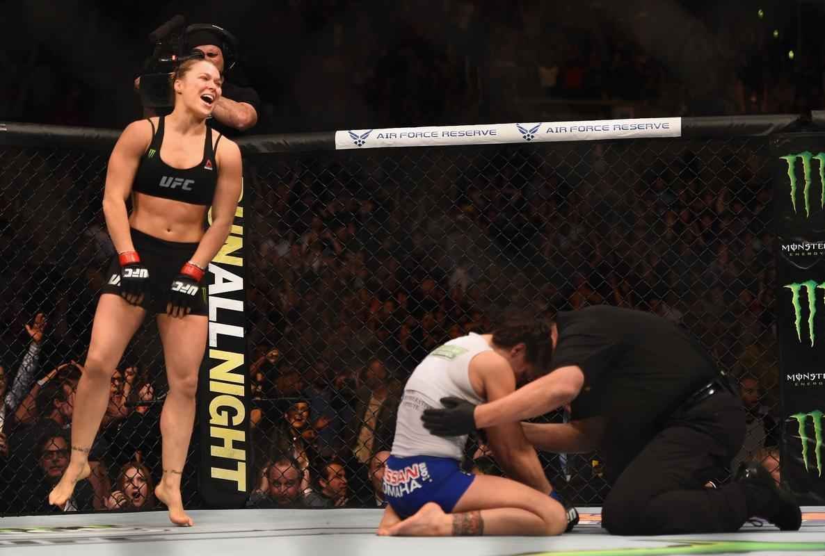Ronda Rousey tem nova atuao arrasadora, finaliza Cat Zingano em apenas 14 segundos, com chave de brao invertida, e mantm cinturo dos galos no UFC 184, em Los Angeles 