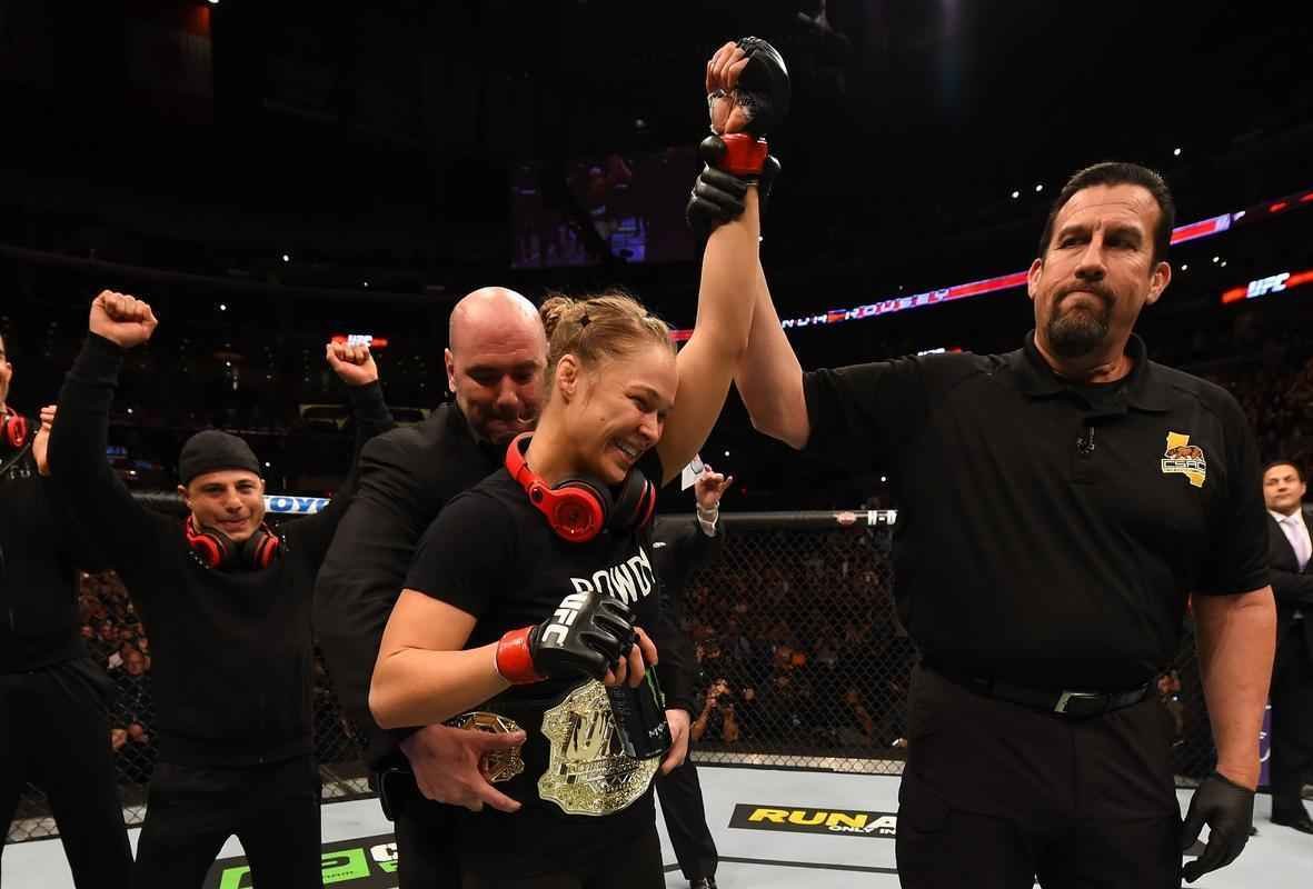 Ronda Rousey tem nova atuao arrasadora, finaliza Cat Zingano em apenas 14 segundos, com chave de brao invertida, e mantm cinturo dos galos no UFC 184, em Los Angeles 
