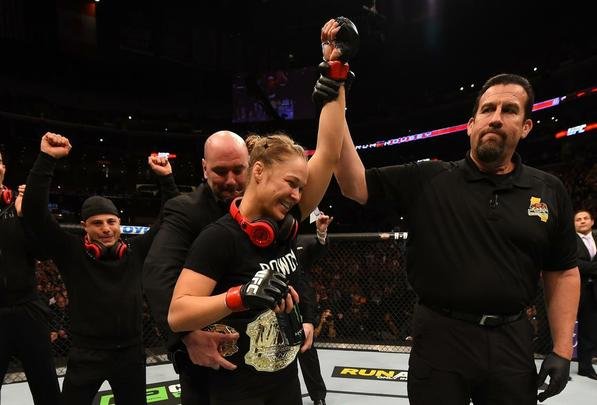 Ronda Rousey tem nova atuação arrasadora, finaliza Cat Zingano em apenas 14 segundos, com chave de braço invertida, e mantém cinturão dos galos no UFC 184, em Los Angeles
