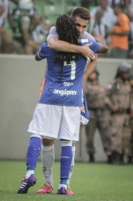 Pela quinta rodada do Campeonato Mineiro de 2014, Atltico e Cruzeiro empataram em 0 a 0. O jogo foi marcado por homenagens ao volante Tinga, que havia sofrido injrias raciais no jogo contra o Real Garcilaso, pela Copa Libertadores