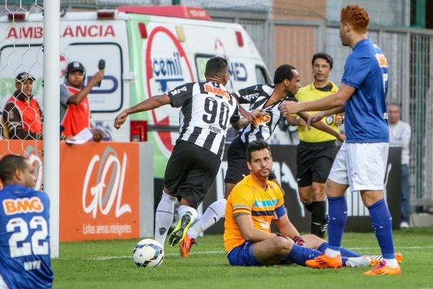 Levir Culpi assumiu o lugar de Paulo Autuori e, em seu primeiro clssico aps o retorno ao clube, vitria por 2 a 1. Marion e Andr comandaram a virada do Atltico