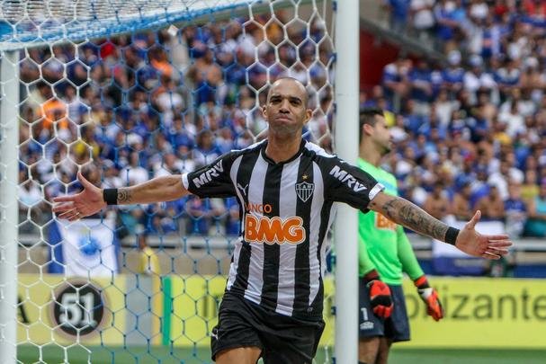 No returno do Campeonato Brasileiro de 2014, vitria no eletrizante clssico por 3 a 2. O jovem Carlos decidiu e marcou duas vezes, um dos gols no fim da partida. Diego Tardelli fez o outro
