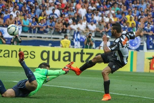 No returno do Campeonato Brasileiro de 2014, vitria no eletrizante clssico por 3 a 2. O jovem Carlos decidiu e marcou duas vezes, um dos gols no fim da partida. Diego Tardelli fez o outro
