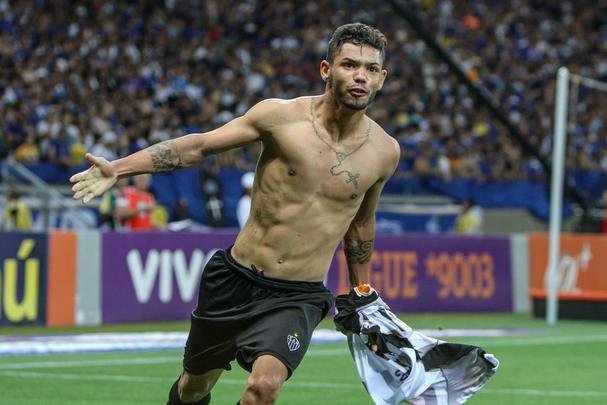 No returno do Campeonato Brasileiro de 2014, vitria no eletrizante clssico por 3 a 2. O jovem Carlos decidiu e marcou duas vezes, um dos gols no fim da partida. Diego Tardelli fez o outro