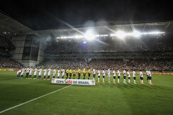 Atltico e Cruzeiro voltaram a se encontrar em 2014. Na deciso da Copa do Brasil, o Atltico venceu o primeiro jogo, no Independncia, por 2 a 0. Luan e Dtolo marcaram os gols