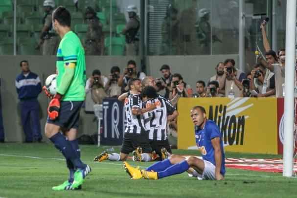 Atltico e Cruzeiro voltaram a se encontrar em 2014. Na deciso da Copa do Brasil, o Atltico venceu o primeiro jogo, no Independncia, por 2 a 0. Luan e Dtolo marcaram os gols