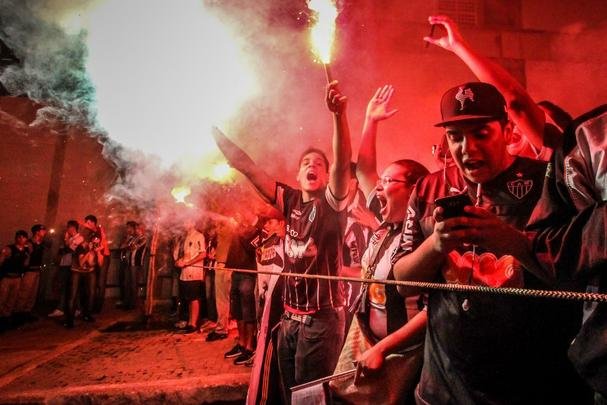 Atltico e Cruzeiro voltaram a se encontrar em 2014. Na deciso da Copa do Brasil, o Atltico venceu o primeiro jogo, no Independncia, por 2 a 0. Luan e Dtolo marcaram os gols