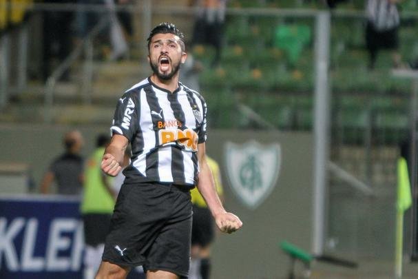 Atltico e Cruzeiro voltaram a se encontrar em 2014. Na deciso da Copa do Brasil, o Atltico venceu o primeiro jogo, no Independncia, por 2 a 0. Luan e Dtolo marcaram os gols