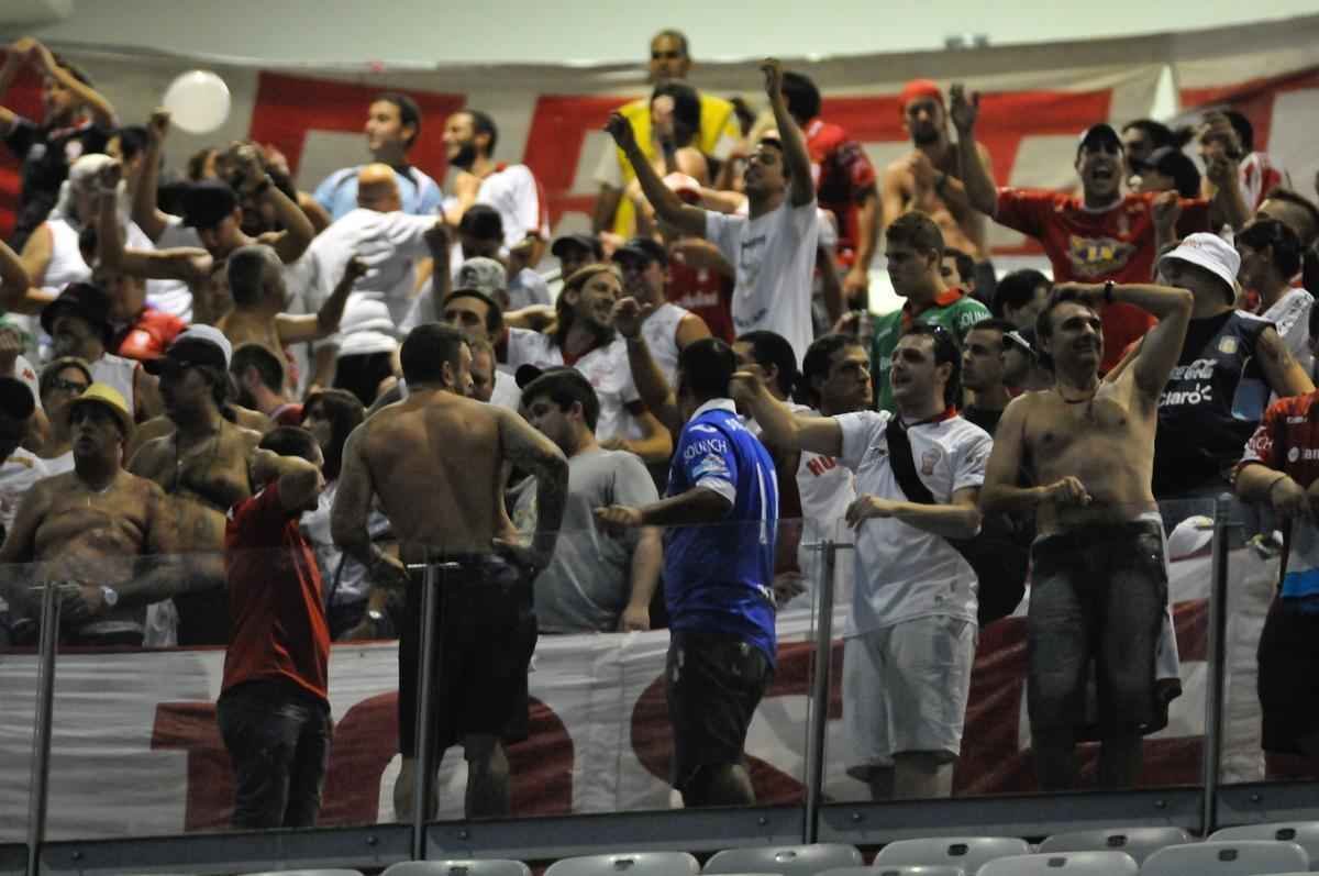 Fotos das torcidas de Cruzeiro e Huracn em jogo no Mineiro