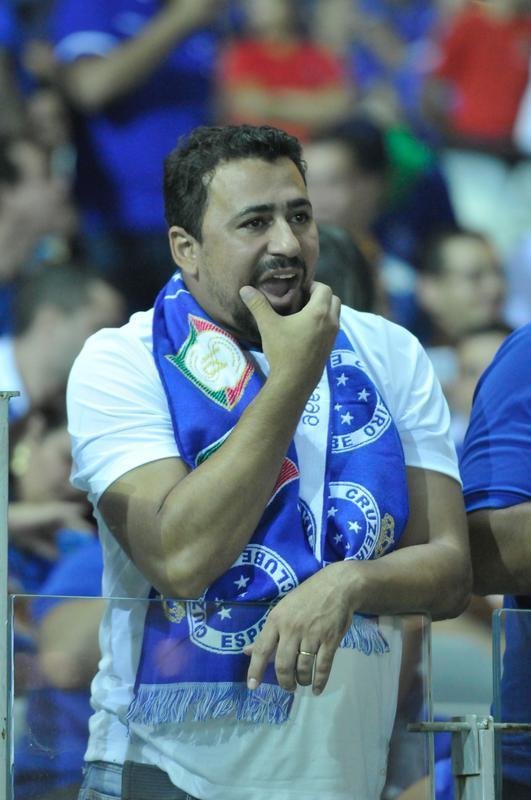 Fotos das torcidas de Cruzeiro e Huracn em jogo no Mineiro