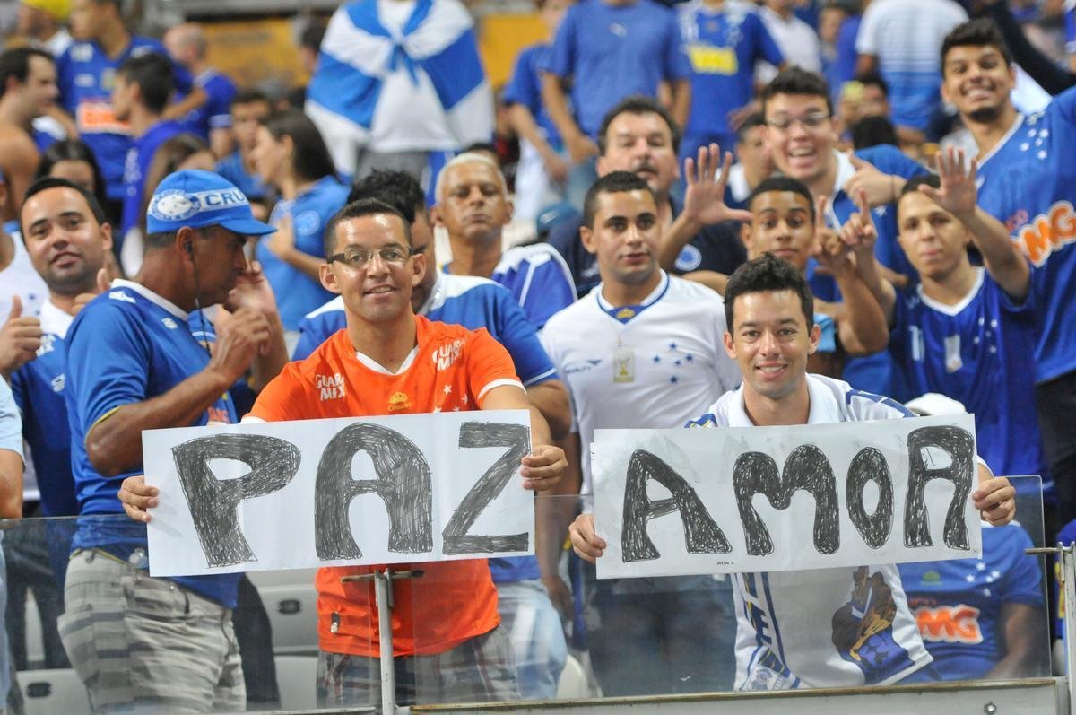 Fotos das torcidas de Cruzeiro e Huracn em jogo no Mineiro