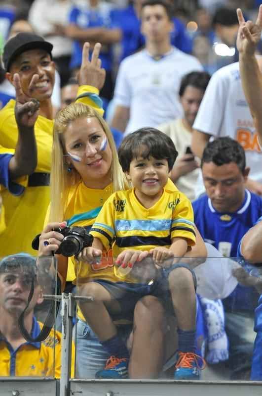 Fotos das torcidas de Cruzeiro e Huracn em jogo no Mineiro