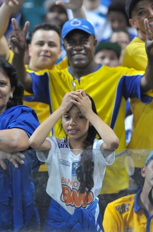 Fotos das torcidas de Cruzeiro e Huracn em jogo no Mineiro