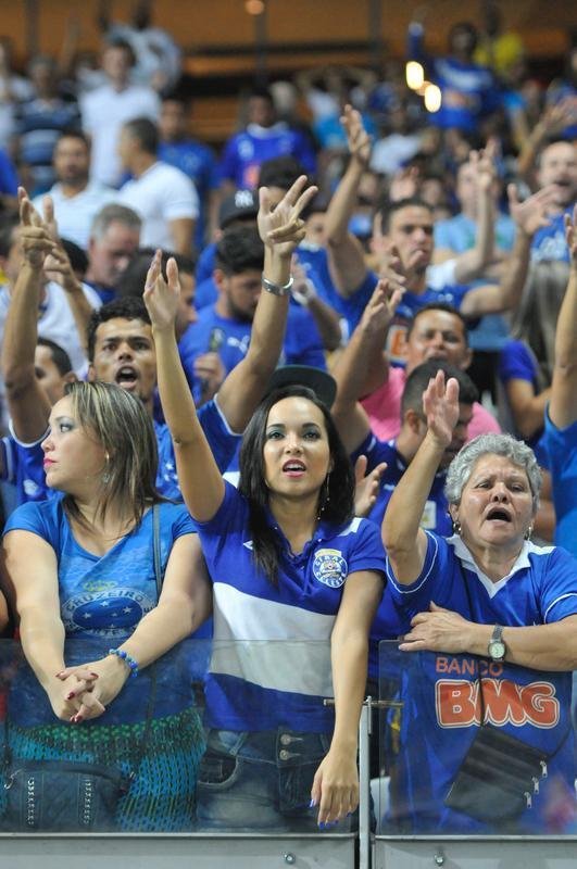Fotos das torcidas de Cruzeiro e Huracn em jogo no Mineiro