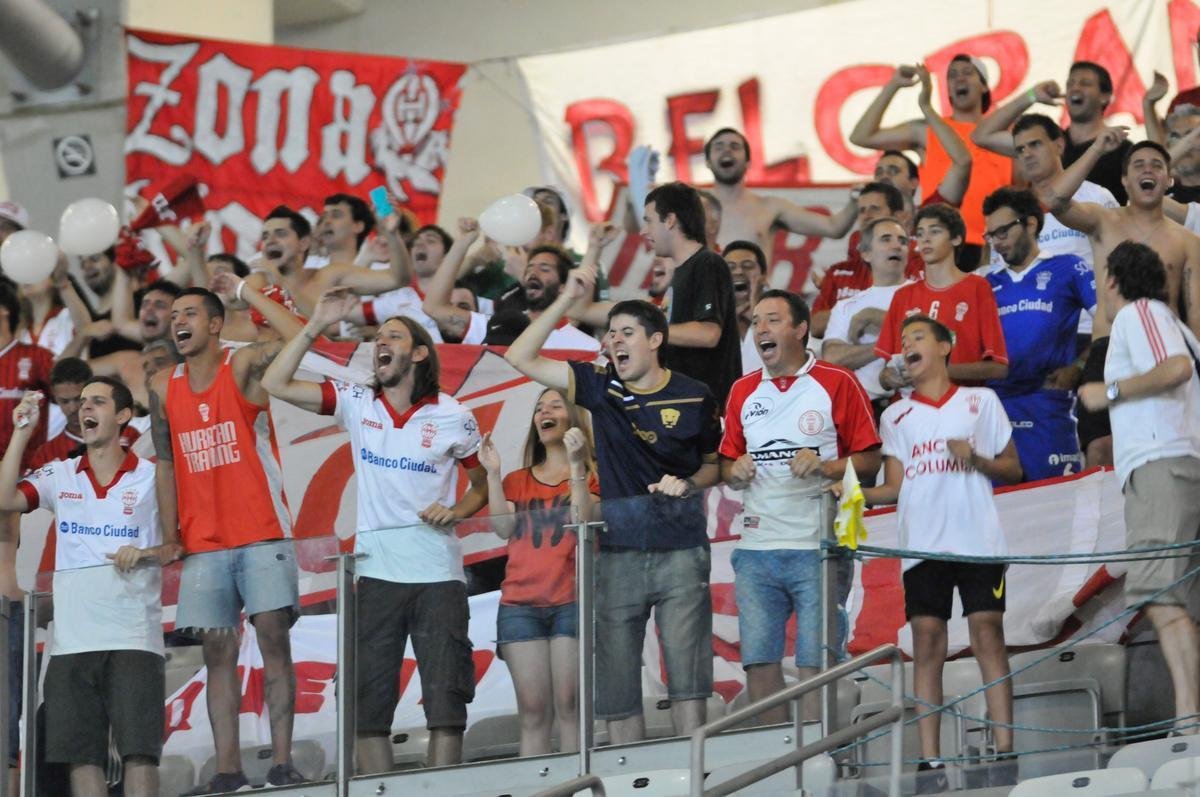 Fotos das torcidas de Cruzeiro e Huracn em jogo no Mineiro