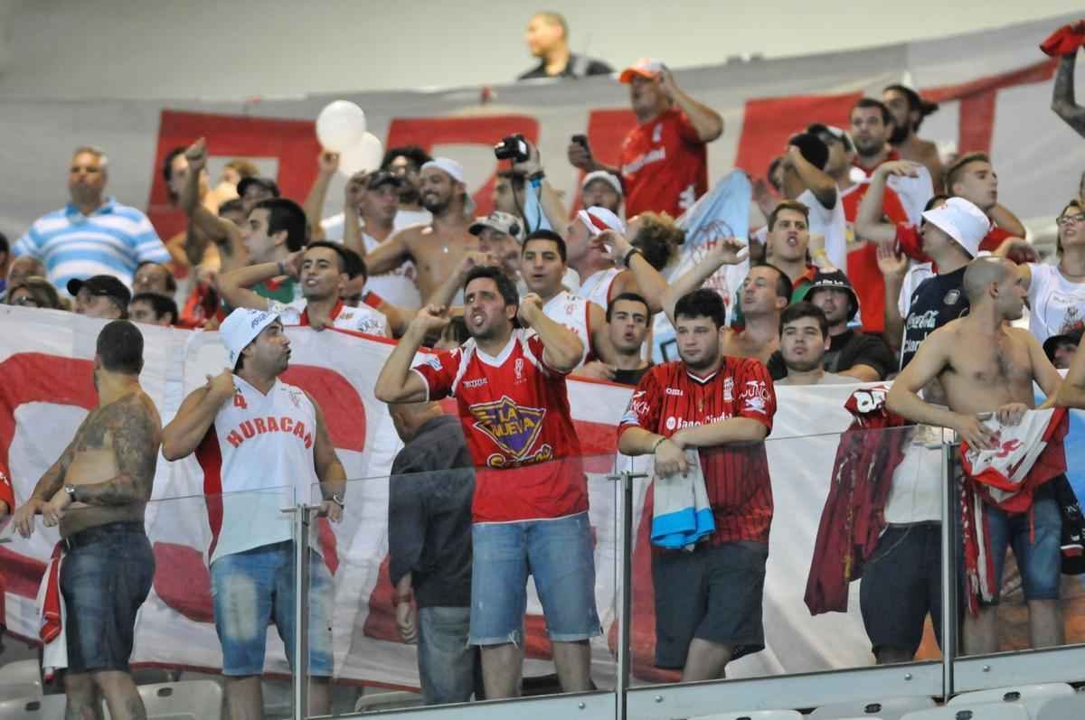 Fotos das torcidas de Cruzeiro e Huracn em jogo no Mineiro