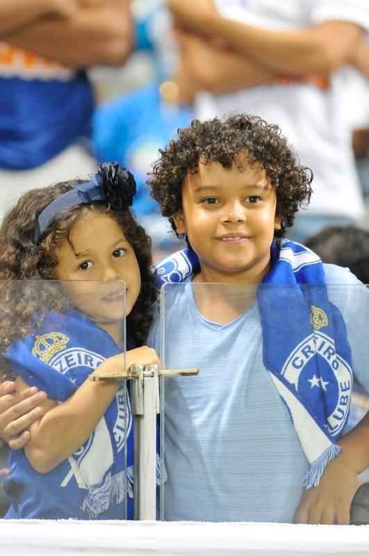 Fotos das torcidas de Cruzeiro e Huracn em jogo no Mineiro