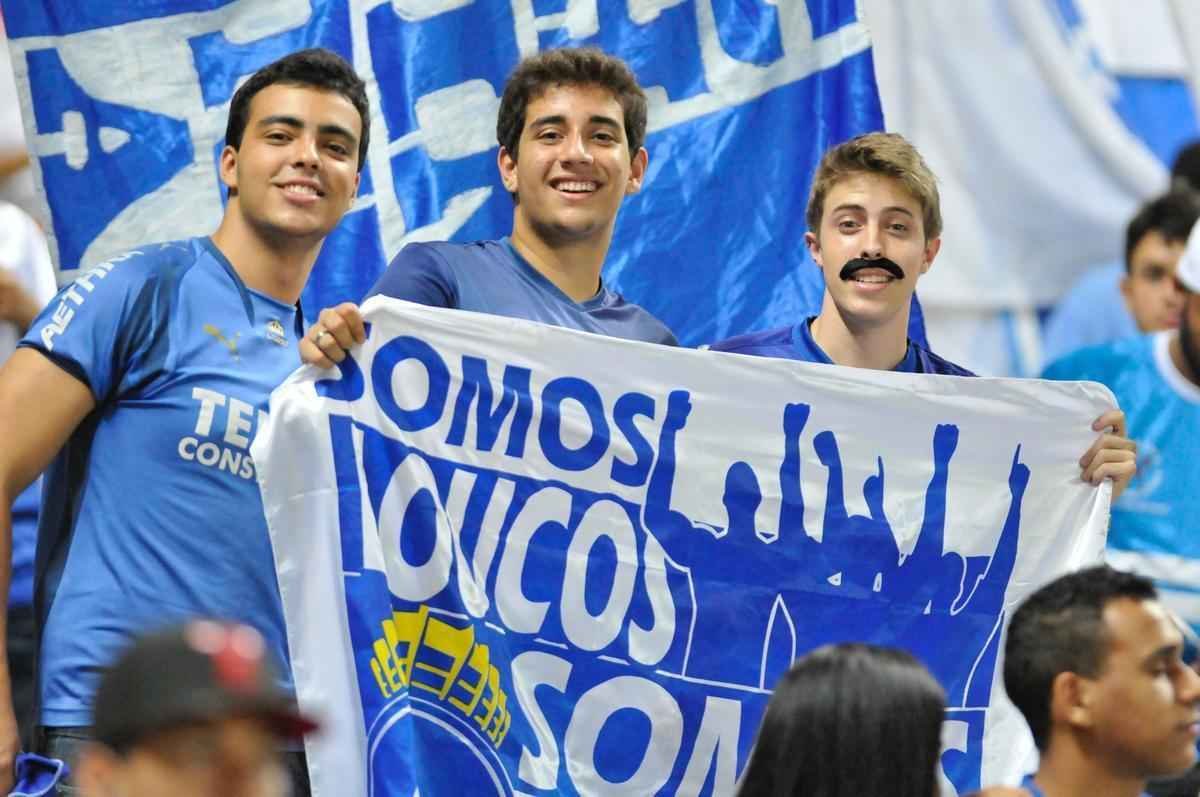 Fotos das torcidas de Cruzeiro e Huracn em jogo no Mineiro