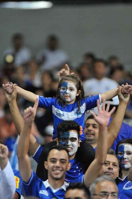 Fotos das torcidas de Cruzeiro e Huracn em jogo no Mineiro