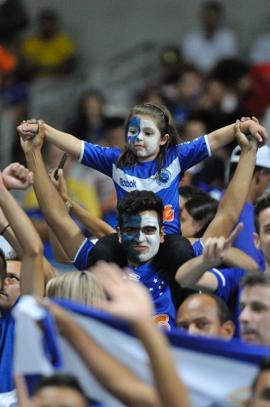Fotos das torcidas de Cruzeiro e Huracn em jogo no Mineiro