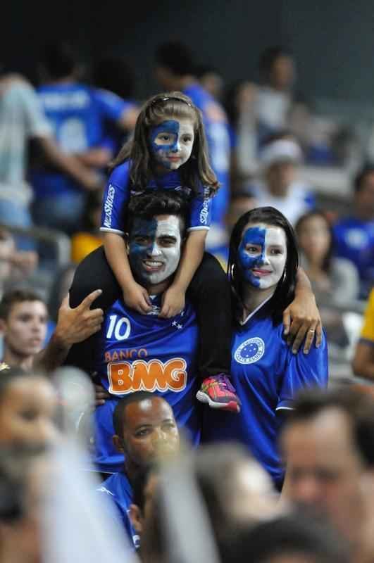 Fotos das torcidas de Cruzeiro e Huracn em jogo no Mineiro