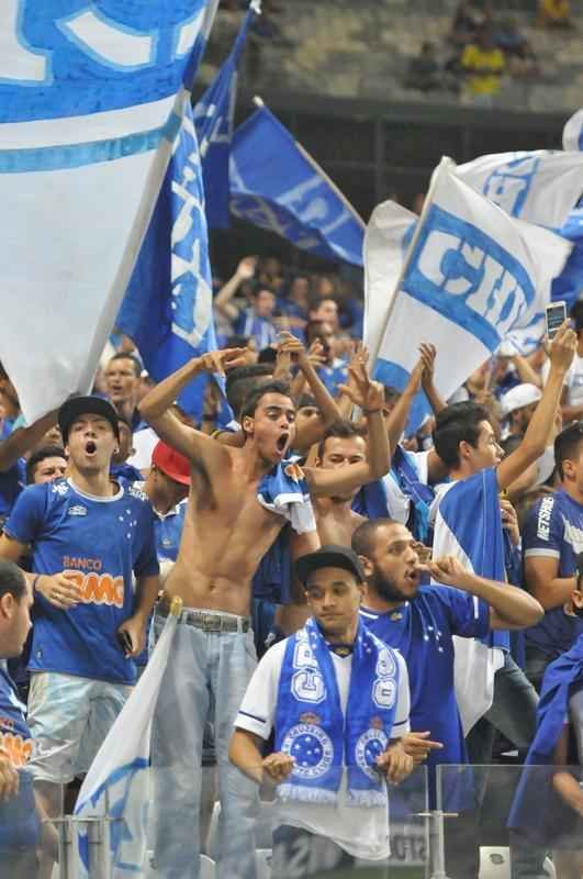 Fotos das torcidas de Cruzeiro e Huracn em jogo no Mineiro