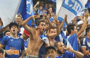 Fotos das torcidas de Cruzeiro e Huracn em jogo no Mineiro