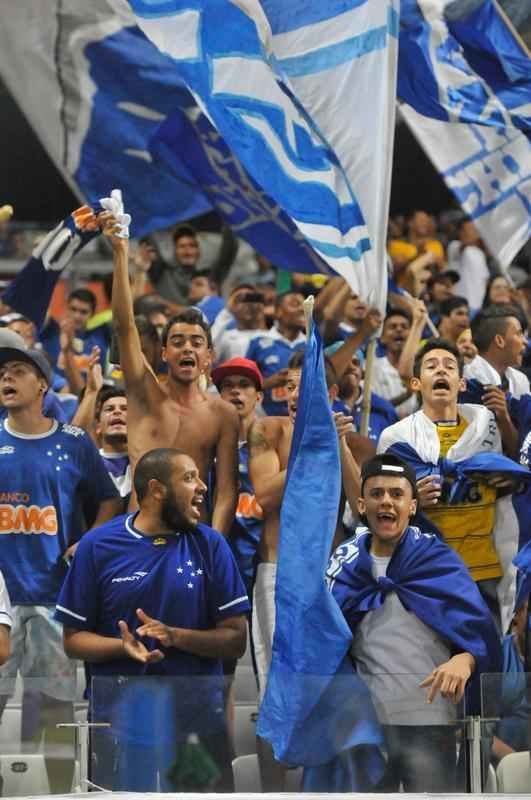 Fotos das torcidas de Cruzeiro e Huracn em jogo no Mineiro