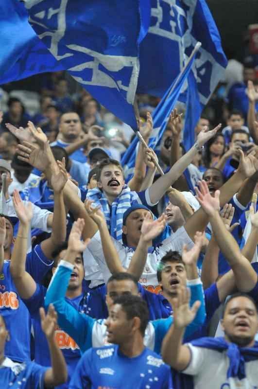 Fotos das torcidas de Cruzeiro e Huracn em jogo no Mineiro
