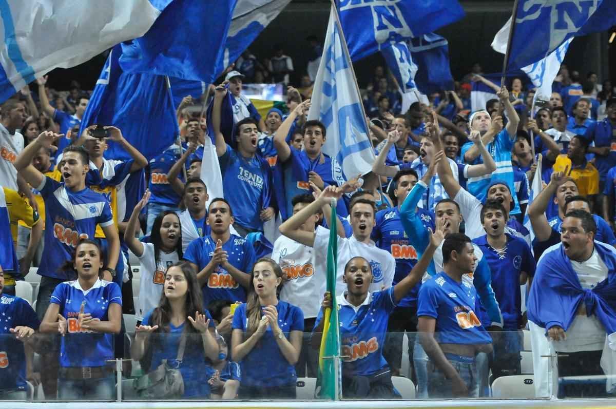 Fotos das torcidas de Cruzeiro e Huracn em jogo no Mineiro