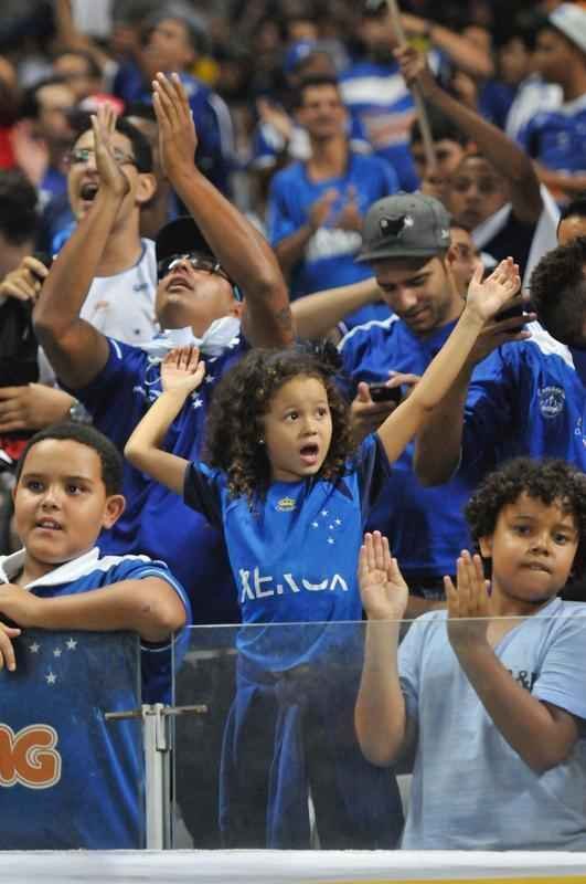 Fotos das torcidas de Cruzeiro e Huracn em jogo no Mineiro